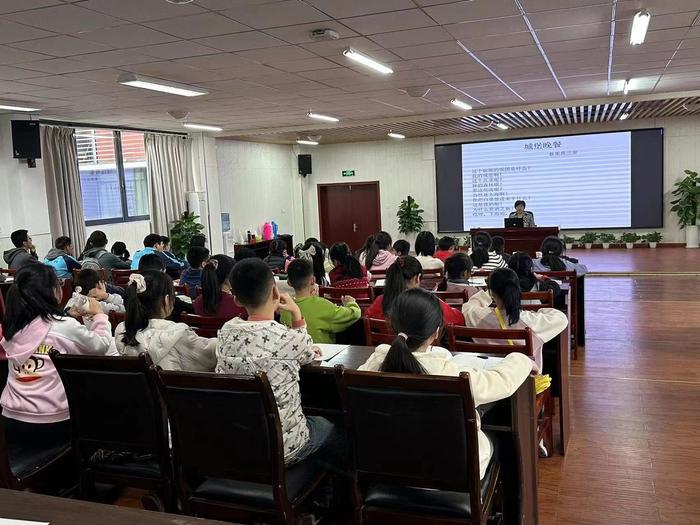 讲座在成都玉林中学举行