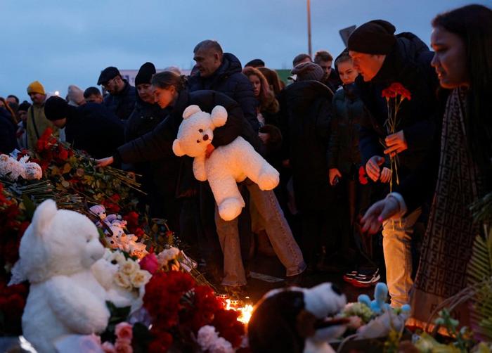 疼痛的悼念！恐袭之后，俄罗斯街头电子屏亮起无数的蜡烛……