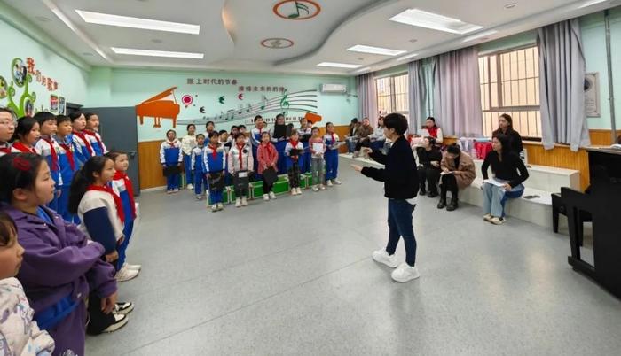莲湖区机场小学“名校+”共同体音乐中心教研组开展合唱教学研讨活动