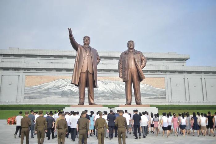 朝鲜平壤市中心的万寿台金日成、金正日铜像。图/视觉中国
