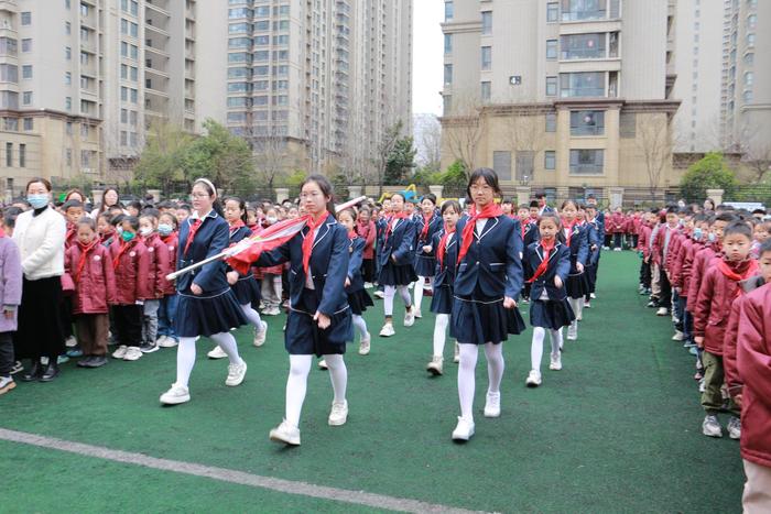 管城区创新街紫荆小学开展国旗下思政课暨读书节启动仪式