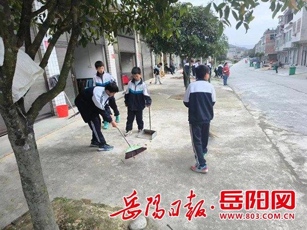 平江县天岳中学：追“锋”共靓家园