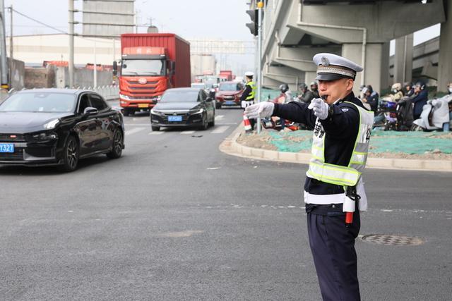 直击外环隧道封闭大修首个早高峰，郊环隧道流量翻倍，货车绕行地面安全