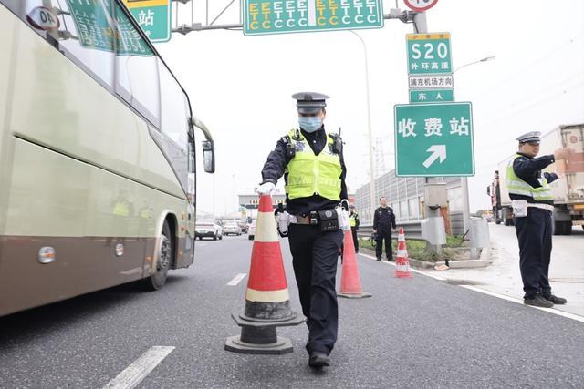 直击外环隧道封闭大修首个早高峰，郊环隧道流量翻倍，货车绕行地面安全