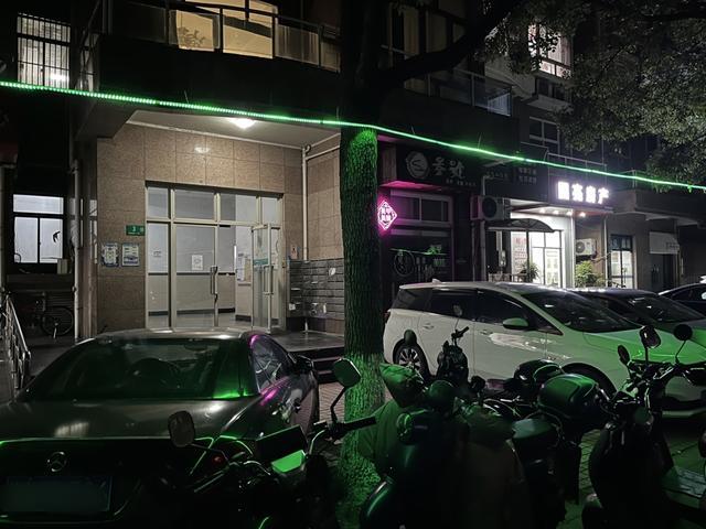 小区停车位紧张，单元楼门口停满车，居民担忧：遇突发事件逃生通道不通畅