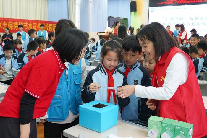 广西水利电力职业技术学院到南宁师范大学附属实验学校开展水土保持和节水宣传活动