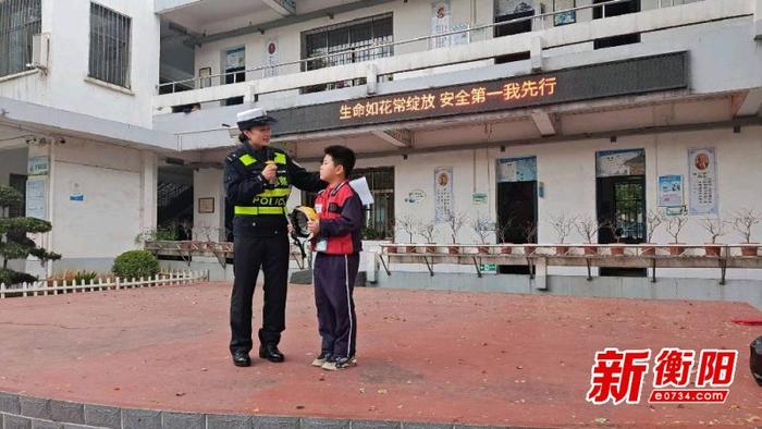 石鼓区交警走进建设新村小学开展交通法规宣传