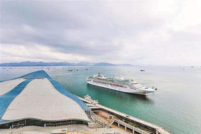 环球邮轮太平洋世界号首次靠泊蛇口邮轮母港 1500名国际游客来深观光
