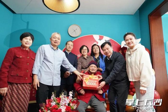 湖南师大附中退休老师百岁生日向学校捐赠10万元