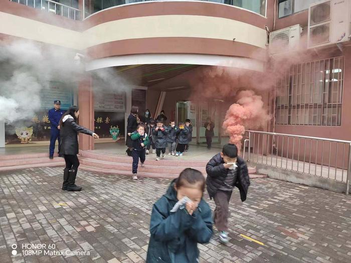 管城区外国语小学教育集团货栈街校区：以“演”筑防 安全“童”行