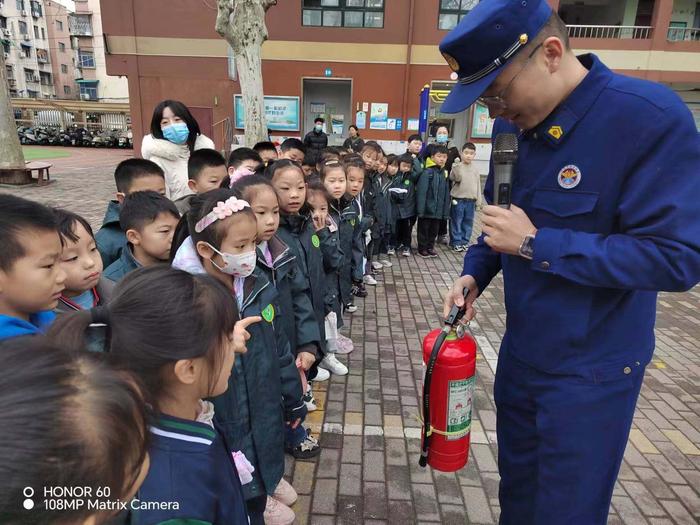 管城区外国语小学教育集团货栈街校区：以“演”筑防 安全“童”行