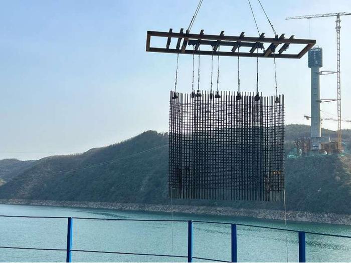 国内跨径最大的跨峡谷分离式混合梁斜拉桥主塔完成首节钢筋部品吊装