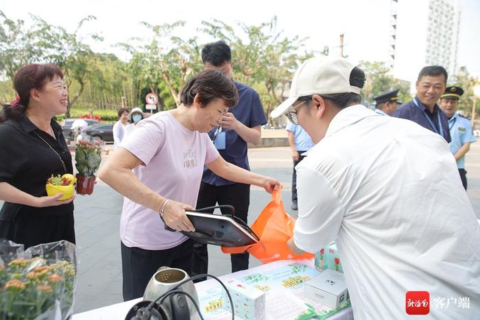 海口市中山街道开展“混放是垃圾 分类成资源”主题宣传活动