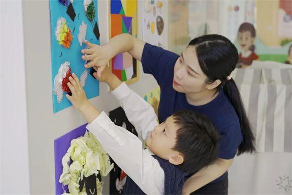 在大米和小米,孩子骄傲地放上了自己的作品