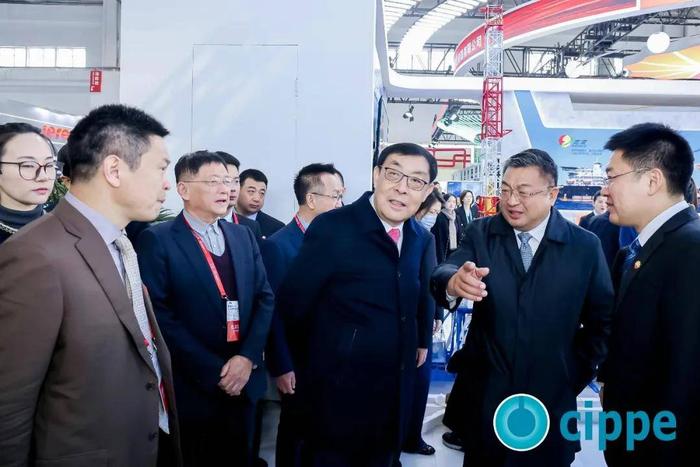 中国石油和石油化工设备工业协会会长刘宏斌(右二)在振威国际会展集团董事长张学山(左一)陪同下参观cippe2024