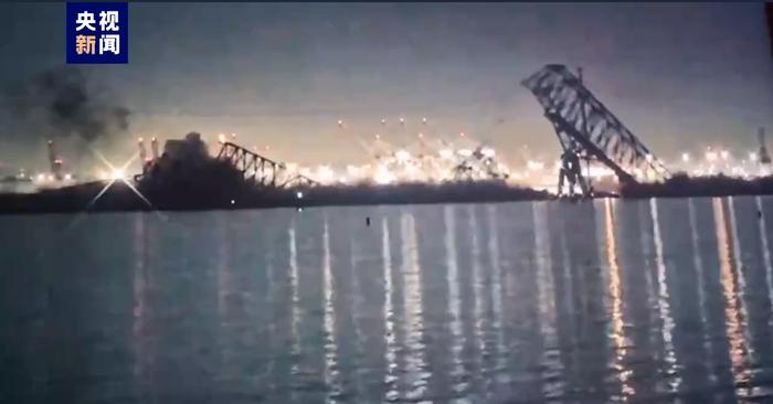 突发！美国一桥梁遭货船撞击坍塌，恐造成多达20人及多车落水！现场视频画面曝光......