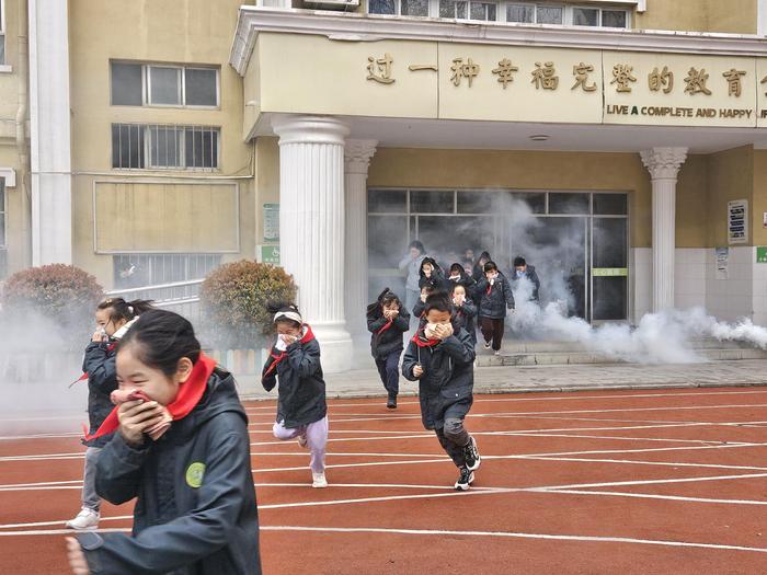 以“演”促防，临“震”不乱 郑州市管城区外国语小学(集团)城东路校区开展室内避震、消防逃生演练活动