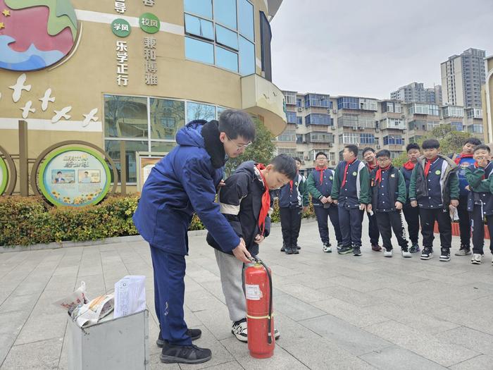 以“演”促防，临“震”不乱 郑州市管城区外国语小学(集团)城东路校区开展室内避震、消防逃生演练活动