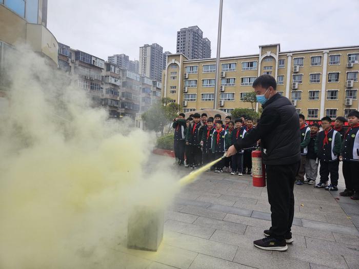 以“演”促防，临“震”不乱 郑州市管城区外国语小学(集团)城东路校区开展室内避震、消防逃生演练活动