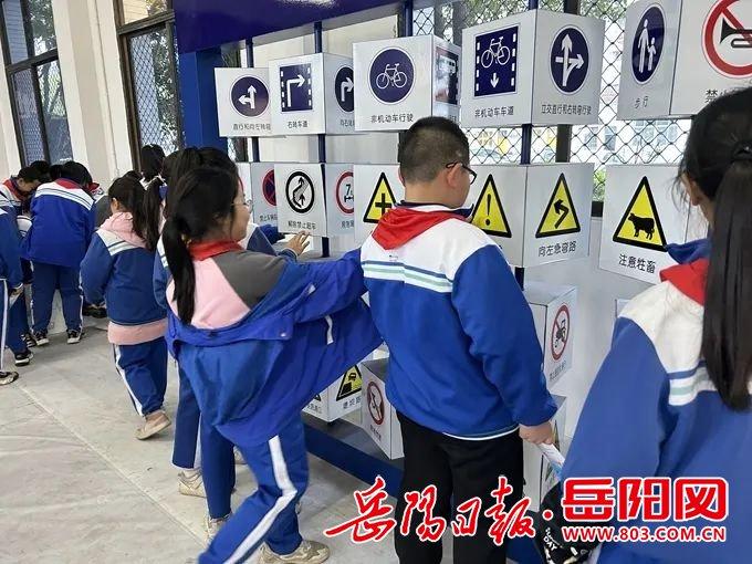 平江县新城学校：这场“沉浸式”交通安全实践教育课别开生面！