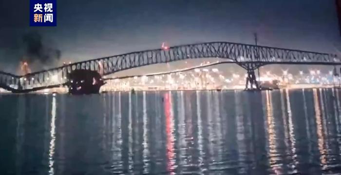 突发！美国一桥梁遭货船撞击坍塌，恐造成多达20人及多车落水！现场视频画面曝光......