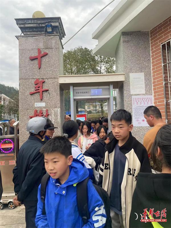 平江县第十二中学启用智能探测门 助力“双减”政策落实