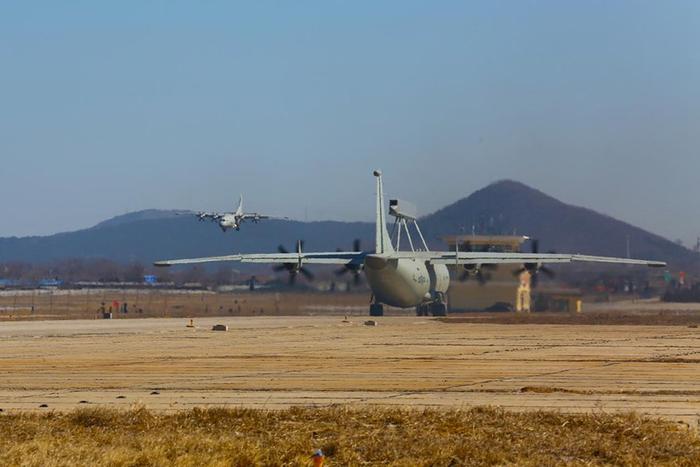 组图丨北部战区海军航空兵某部组织跨昼夜飞行训练