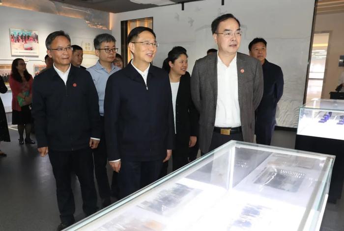 贺州市与桂林旅游学院签订战略合作框架协议