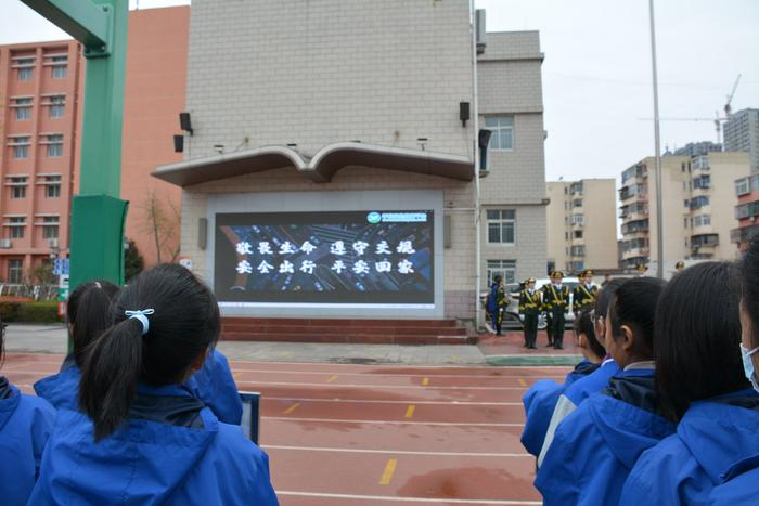 知危险 会避险 郑州市第四十二中学举行安全主题升旗仪式