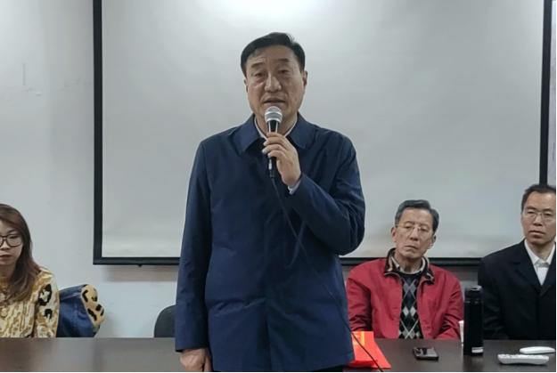 锦旗飘飘结硕果，赞誉满满谢师恩——2023级导游培训班学员感恩寄真情