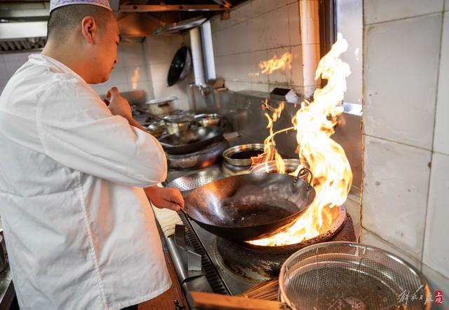 甘肃麻辣烫火了，上海嘉定这个甘肃大厨的作息也改了