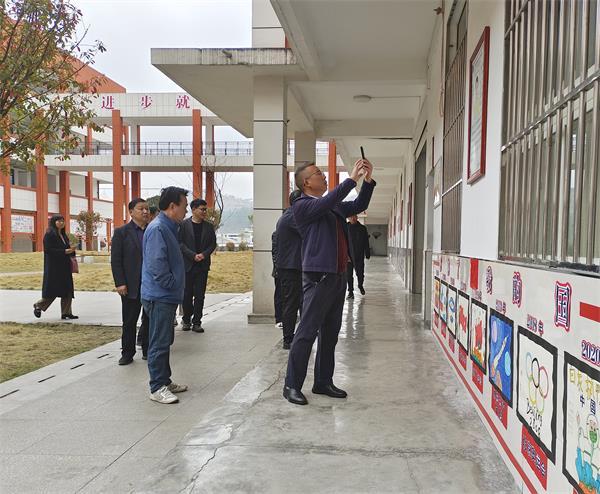 竹山县深河乡中心学校与竹溪县水坪镇中心学校开展校际交流