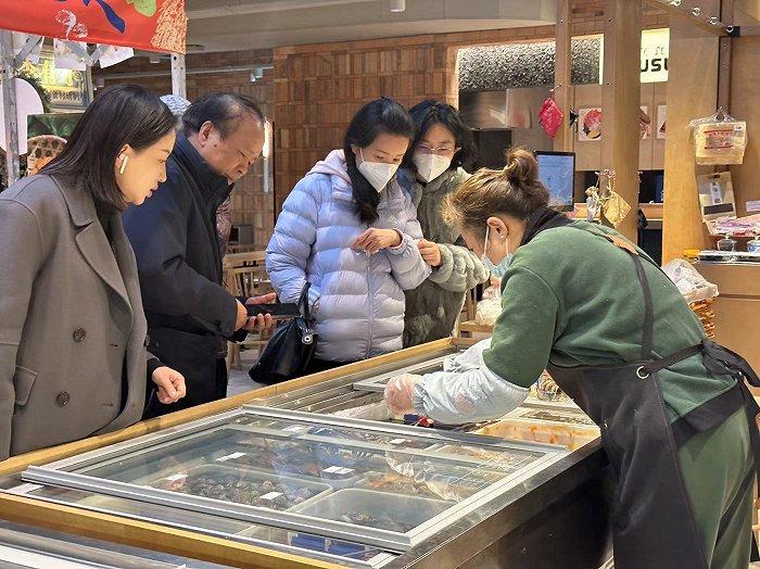 【特写】一位酒铺老板试着在社区市集卖酒，结果出人意料|上海“新”事