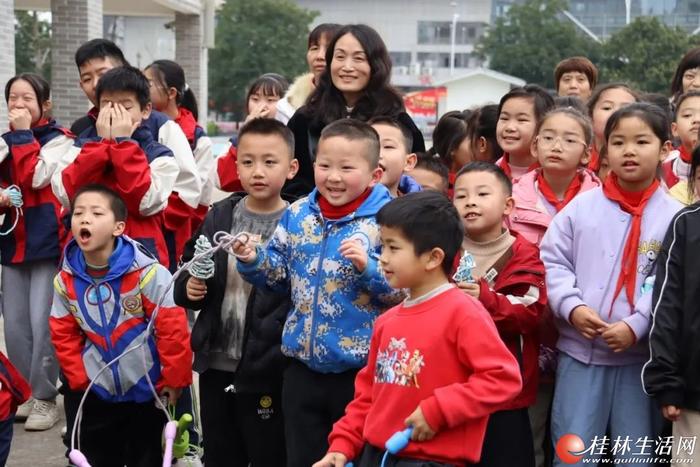 桂林市崇善龙光小学组织举办“战绳王”擂台挑战争霸赛