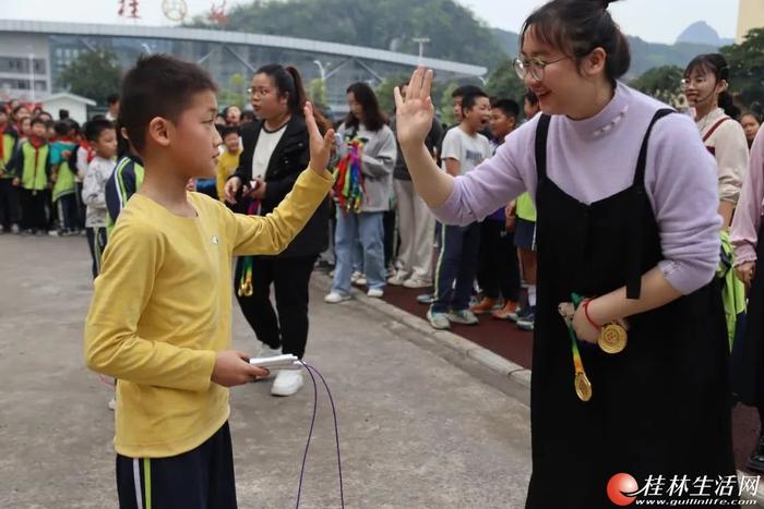 桂林市崇善龙光小学组织举办“战绳王”擂台挑战争霸赛