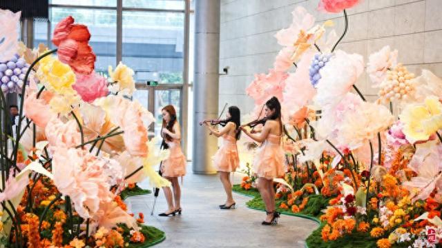 弦乐与花艺相融，午间来上海环球金融中心听一场疗愈花园音乐会