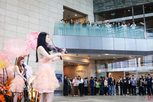 弦乐与花艺相融，午间来上海环球金融中心听一场疗愈花园音乐会