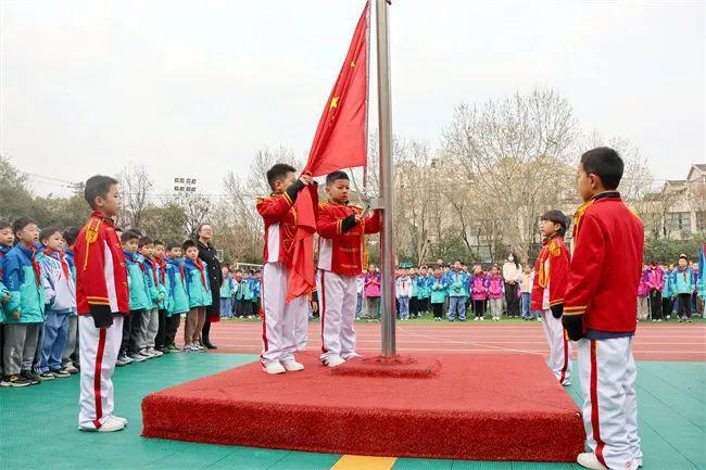 筑牢安全防线　打造美好明天——西安未央锦园小学“红领巾心向党 和美学子在成长”第五周升旗仪式中队风采