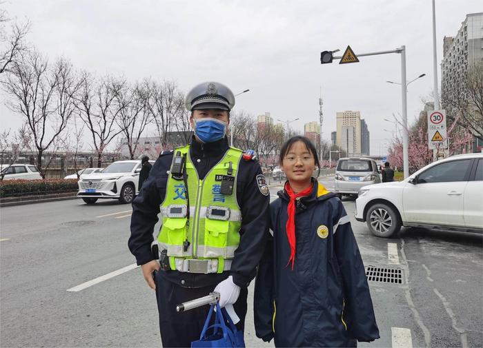 暖心护学 感恩有您 高新区长椿路小学开展护学岗感恩活动