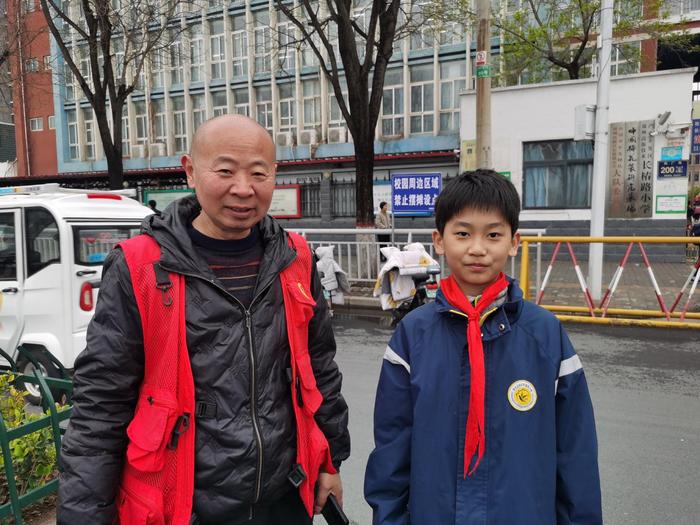 暖心护学 感恩有您 高新区长椿路小学开展护学岗感恩活动