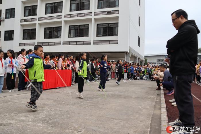 桂林市崇善龙光小学组织举办“战绳王”擂台挑战争霸赛