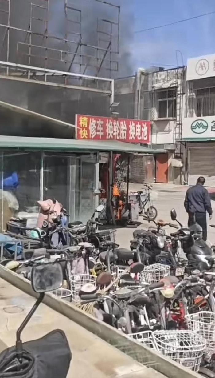 河北燕郊一地突发火灾 目击者：听到爆炸声，起火现场存放有电动车