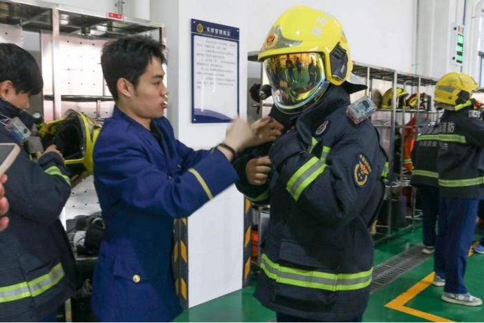 西安铁道技师学院师生走进灞桥区消防救援中心参观学习