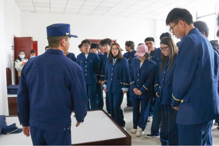 西安铁道技师学院师生走进灞桥区消防救援中心参观学习