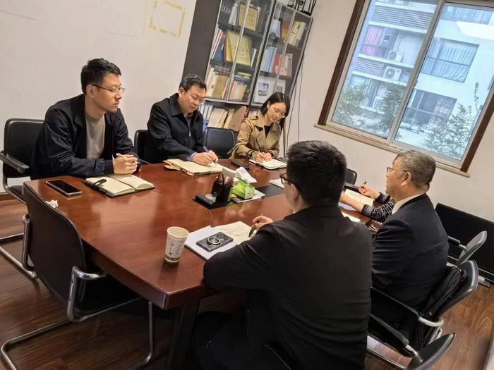 邓德雄副特派员在成都特办与四川省经济合作局易旸副局长一行进行工作会谈