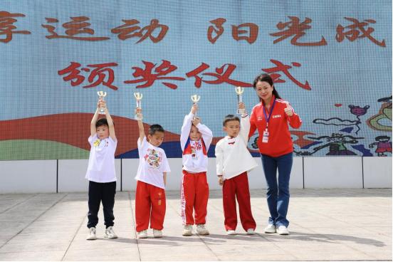 萌龙出击，舞动未来：数据谷小学校附属幼儿园举办亲子运动会