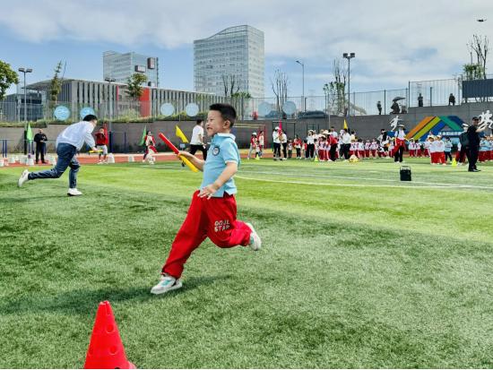 萌龙出击，舞动未来：数据谷小学校附属幼儿园举办亲子运动会