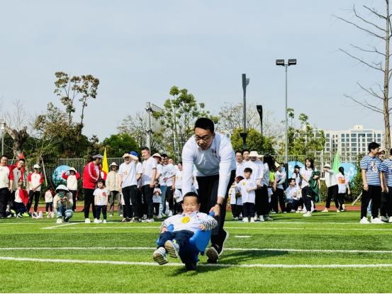 萌龙出击，舞动未来：数据谷小学校附属幼儿园举办亲子运动会