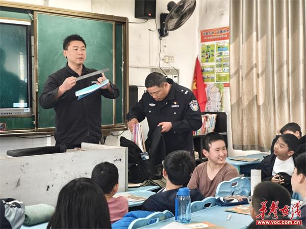 杜绝管制刀具 共筑校园安全 贺家土小学开展危险物品安全排查活动