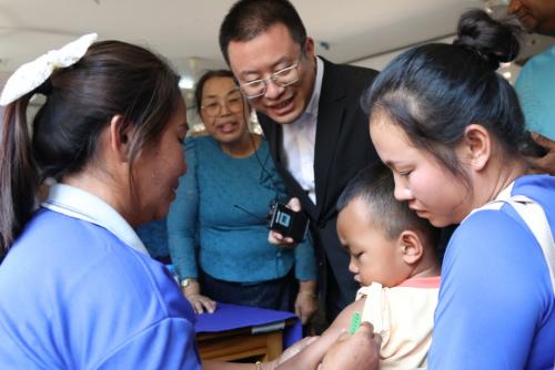 驻老挝使馆临时代办王畅与联合国儿基会代表等共同调研中国援助支持的老挝儿童营养项目